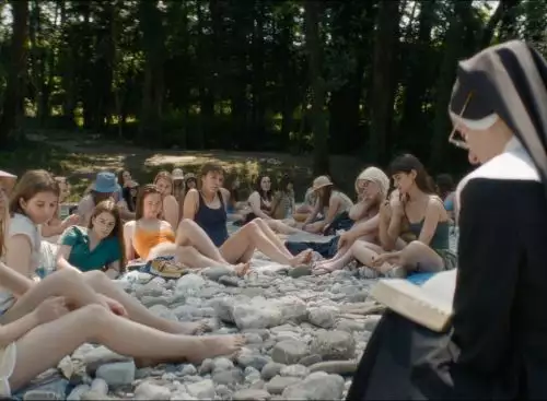 LittleTroubleGirls_134286841661243205_big-cine_deskt.webp