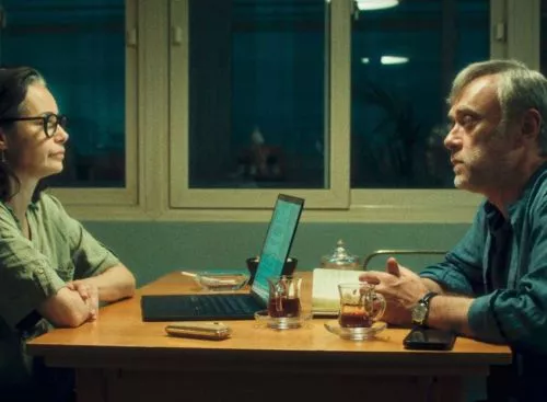 YellowLetters_134344689834533707_big-cine_deskt.webp